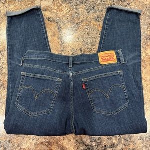 Like new Levi’s boyfriend fit cuffed capris